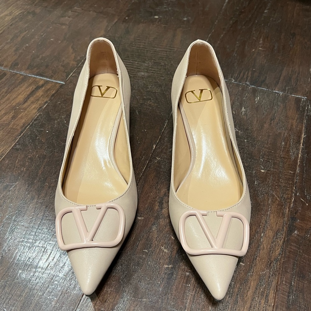 COPY Valentino nude logo flat 37